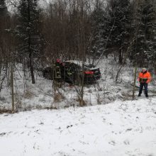 Tarptautinė avarija: apvažiuodamas lenko ir esto kaktomušą, nuo šlaito nulėkė latvis