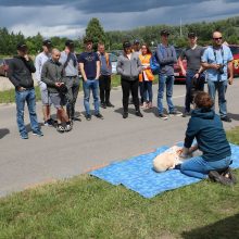 Būsimieji vairuotojai Kauno pareigūnams ir medikams pademonstravo savo įgūdžius