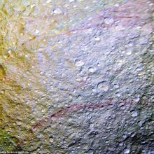 Mįslė: Saturno mėnulio Tetijos ledu driekiasi dar nematytos raudonos „kraujosruvos“