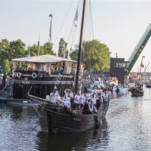 Tradicija: pakėlus Pilies tiltą, į Dangę įplaukė unikali flotilė, kuri šventės svečius ir dalyvius džiugina jau septintus metus.
