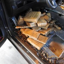 Iš Ispanijos grįžtančio verslininko automobilyje – dešimtys kilogramų hašišo