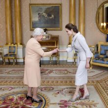 Britanijos karalienė A. Jolie suteikė Garbės Damos titulą