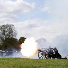 Britanijos princesės Charlotte gimimas paminėtas patrankų salvėmis