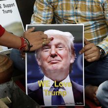 Hinduistų grupė meldžiasi dievams, kad JAV prezidentu išrinktų D. Trumpą