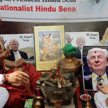 Hinduistų grupė meldžiasi dievams, kad JAV prezidentu išrinktų D. Trumpą