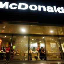 „McDonald's“ parduoda verslo Kinijoje akcijų paketą