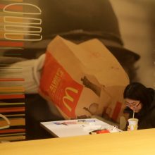 „McDonald's“ parduoda verslo Kinijoje akcijų paketą