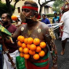 Malaizijoje tūkstančiai hinduistų dalyvauja spalvingoje Taipusamo šventėje