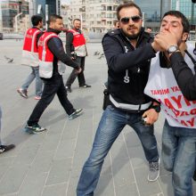 Tarptautinę darbo dieną pasaulyje – audringos demonstracijos