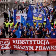 Tarptautinę darbo dieną pasaulyje – audringos demonstracijos