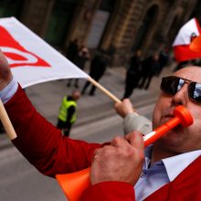 Tarptautinę darbo dieną pasaulyje – audringos demonstracijos