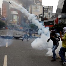 Venesueloje protestų sūkuryje žuvo paauglys