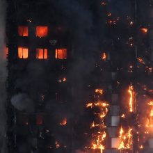 Sudegusiame Londono daugiabutyje toliau ieškoma aukų