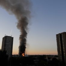 Sudegusiame Londono daugiabutyje toliau ieškoma aukų