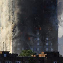 Sudegusiame Londono daugiabutyje toliau ieškoma aukų