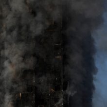 Sudegusiame Londono daugiabutyje toliau ieškoma aukų