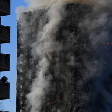 Sudegusiame Londono daugiabutyje toliau ieškoma aukų