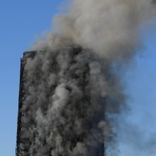 Sudegusiame Londono daugiabutyje toliau ieškoma aukų