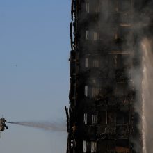 Sudegusiame Londono daugiabutyje toliau ieškoma aukų