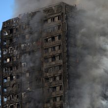 Sudegusiame Londono daugiabutyje toliau ieškoma aukų