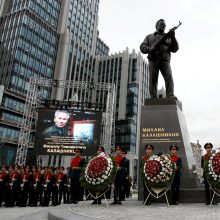 Maskvoje atidengtas paminklas ginklų konstruktoriui M. Kalašnikovui