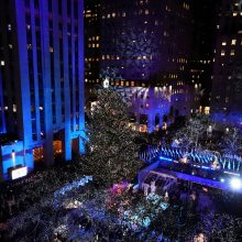 Kalėdų eglės įžiebimą Niujorko Rockefellerio centre stebėjo tūkstančiai žmonių
