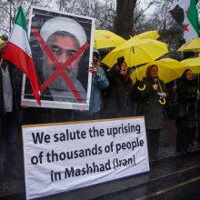 Per protestus Irane žuvo dešimtys žmonių, tarp jų –  nušautas policininkas
