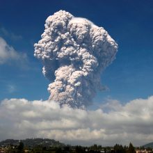 Indonezijos ugnikalnis išspjovė į 5 km aukštį pakilusį pelenų stulpą