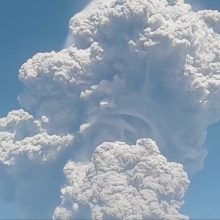 Indonezijos ugnikalnis išspjovė į 5 km aukštį pakilusį pelenų stulpą