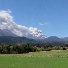 Japonijoje išsiveržė ugnikalnis, atšaukta dešimtys skrydžių