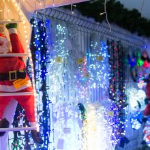 Paklausu: pasak prekybininkų, šiuo metu labiausiai perkama su šventėmis susijusi produkcija yra įvairios kalėdinės dekoracijos ir lemputės.
