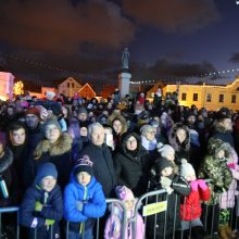 Sekdamas pasaką Kalėdų senelis įžiebė Klaipėdos žaliaskarę