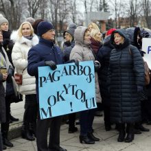 Pagrindinę Klaipėdos aikštę užtvindė minia piktų mokytojų