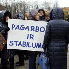 Pagrindinę Klaipėdos aikštę užtvindė minia piktų mokytojų