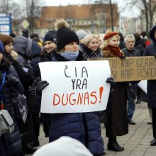 Pagrindinę Klaipėdos aikštę užtvindė minia piktų mokytojų