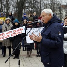 Pagrindinę Klaipėdos aikštę užtvindė minia piktų mokytojų