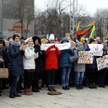 Pagrindinę Klaipėdos aikštę užtvindė minia piktų mokytojų