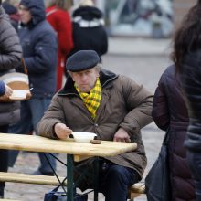 Šimtai klaipėdiečių šildėsi maltiečių sriuba