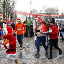 Kalėdiniame bėgime – seneliai, eglutės ir besmegeniai