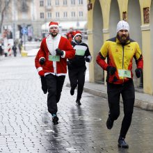 Kalėdiniame bėgime – seneliai, eglutės ir besmegeniai