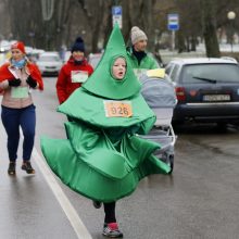 Kalėdiniame bėgime – seneliai, eglutės ir besmegeniai