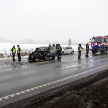 Moters vairuojamas visureigis rėžėsi į vilkiką