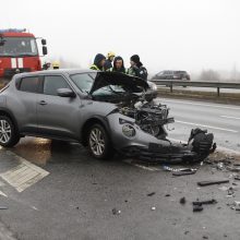 Moters vairuojamas visureigis rėžėsi į vilkiką