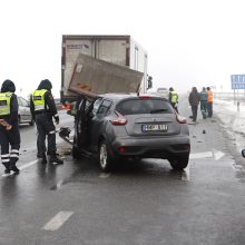 Moters vairuojamas visureigis rėžėsi į vilkiką