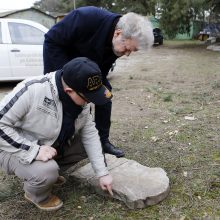 Neįtikėtina: šiukšlių krūvoje rado kario paminklą