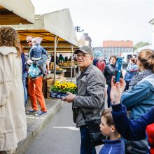 Muzikantai ir šokėjai – tarp turgaus prekeivių