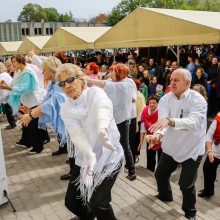 Muzikantai ir šokėjai – tarp turgaus prekeivių