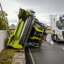 Klaipėdoje vilkikas „pametė“ kombainą