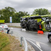 Klaipėdoje vilkikas „pametė“ kombainą