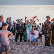 Minios žmonių rinkosi pabūti pajūryje prie laužų